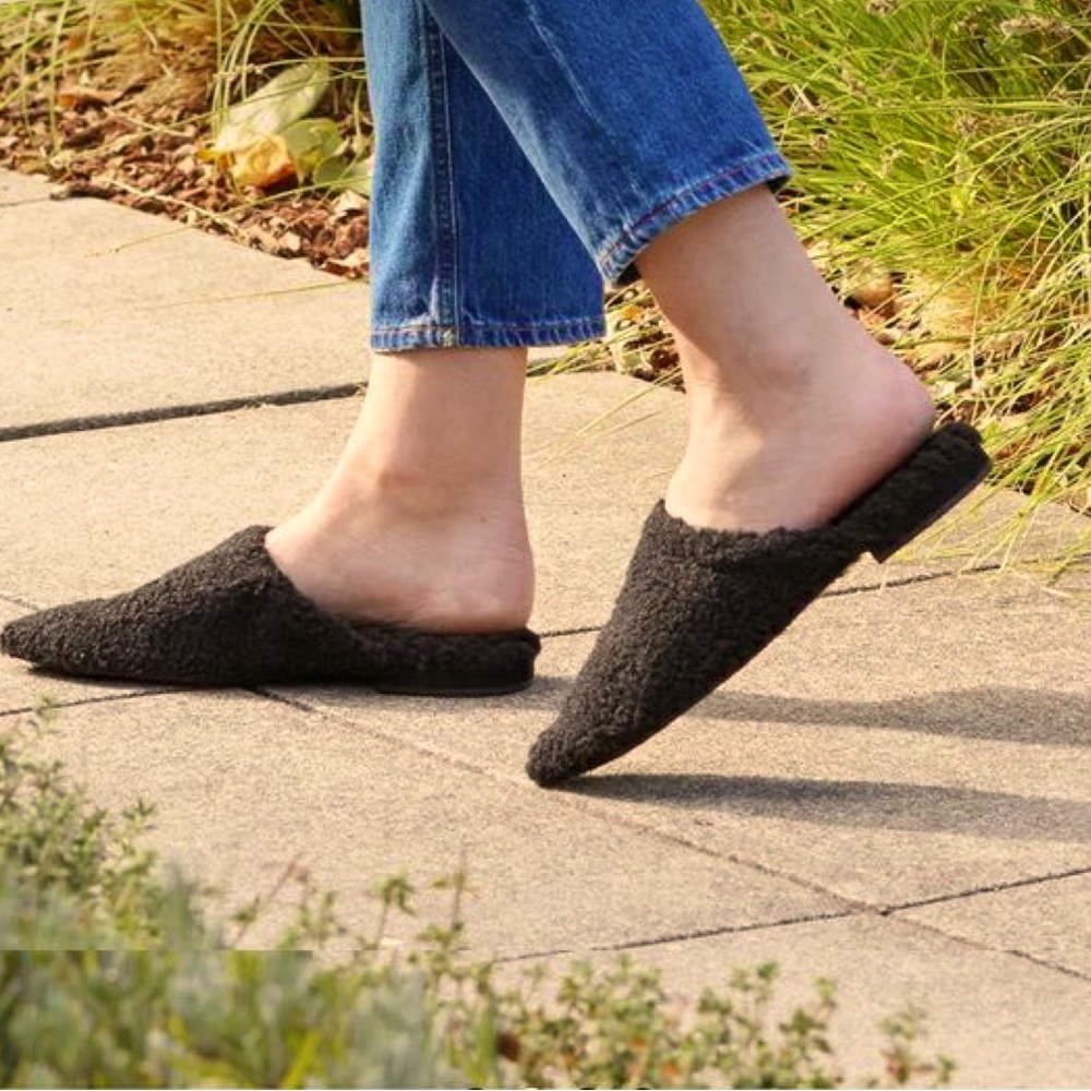 BIRDIES | The Lark Black Boucle Slides